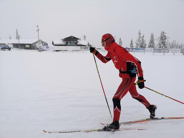 Jan Erik Bakken langer ut på Sjusjøen Langrennsarena. (Foto: Rolf Bakken)