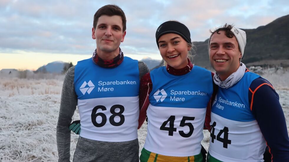 De tre beste på dagens løp. Fra venstre, Joachim Tranvåg (vinner), Amalie Sæten (ny løyperekord) og Ådne Andersen (nummer to). Foto: Jorulf Myrene, Vikebladet/Vestposten