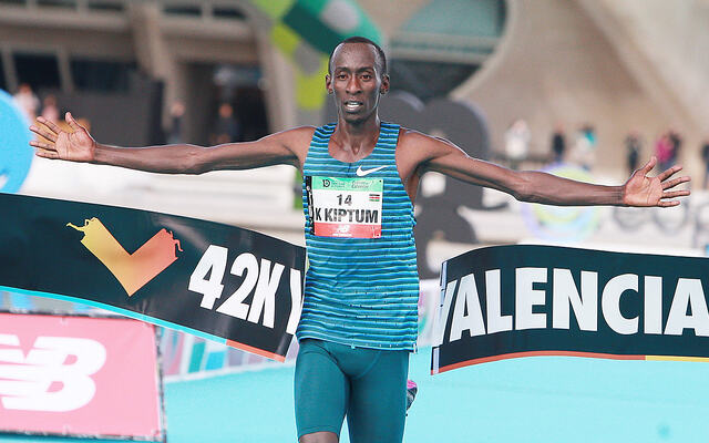 Kelvin Kiptum sjokkerte alle ved å vinne Valencia Marathon på en supertid. (Foto: Kjell Vigestad)