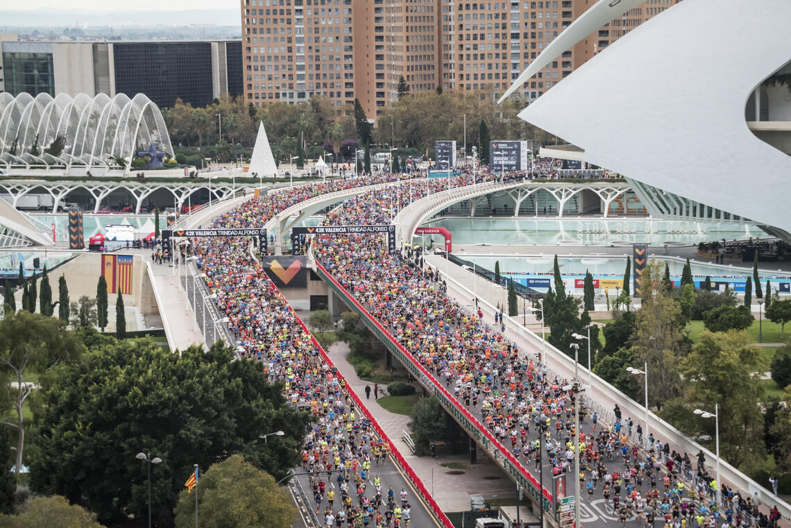 Fra starten av Valencia Marathon som hadde 21 833 fullførende deltakere søndag. (Foto: Toni Marin Photography)