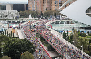 Fra starten av Valencia Marathon som hadde 21 833 fullførende deltakere søndag. (Foto: Toni Marin Photography)
