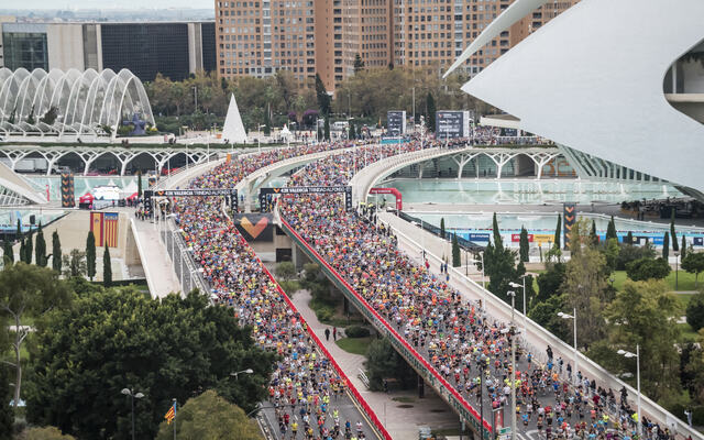 Fra starten av Valencia Marathon som hadde 21 833 fullførende deltakere søndag. (Foto: Toni Marin Photography)