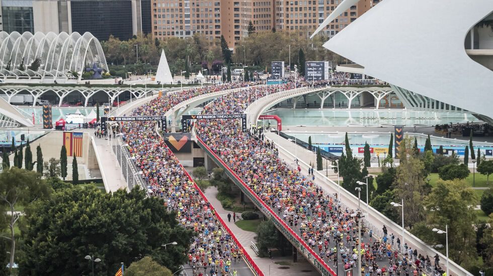 Fra starten av Valencia Marathon som hadde 21 833 fullførende deltakere søndag. (Foto: Toni Marin Photography)