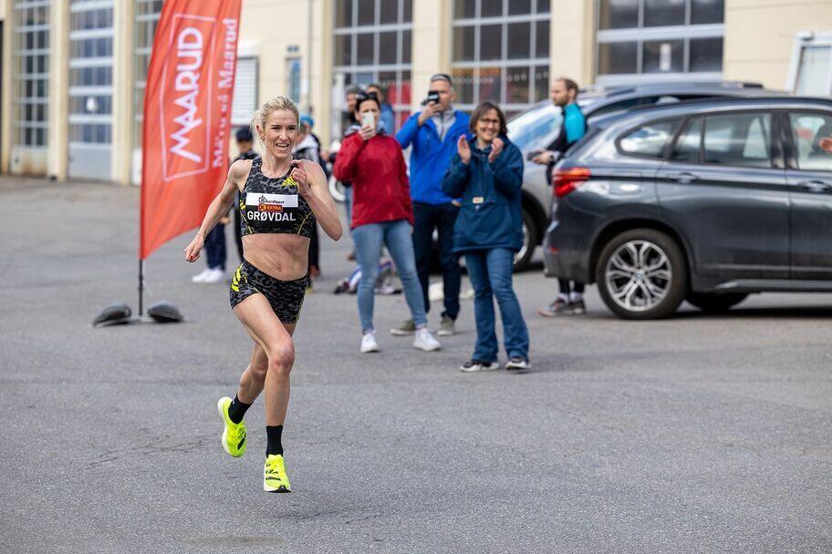 I fjor løp Karoline Bjerkeli Grøvdal 5 km på 14.39, men det viste seg i ettertid at løypa på Maarud var ca. 12 meter for kort. (Foto: Samuel Hafsahl)