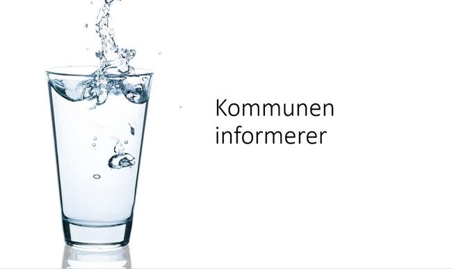 Bildet viser vannglass fylt med vann