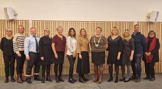 Bilde: erkjentlighetsgavemottakere 2022 avbildet sammen med ordfører Karoline Fjeldstad