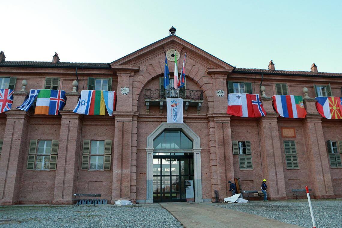 Borgo Castello: 40 nasjoners flagg pryder slottet på toppen av løypa og forteller at så godt som alle nasjoner i Europa deltar i EM i terrengløp. Og ganske spesielt: Løperne skal løpe gjennom slottet. (Foto: Kjell Vigestad)