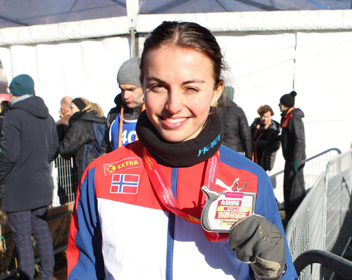Ingeborg Østgård viser fornøyd fram sin andre sølvmedalje i EM terrengløp. (Foto: Kjell Vigestad)