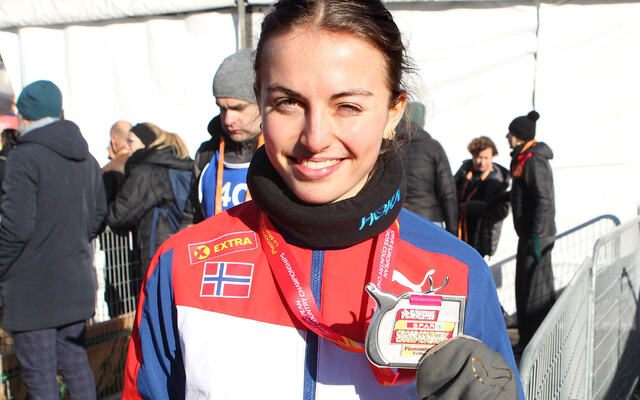 Ingeborg Østgård viser fornøyd fram sin andre sølvmedalje i EM terrengløp. (Foto: Kjell Vigestad)