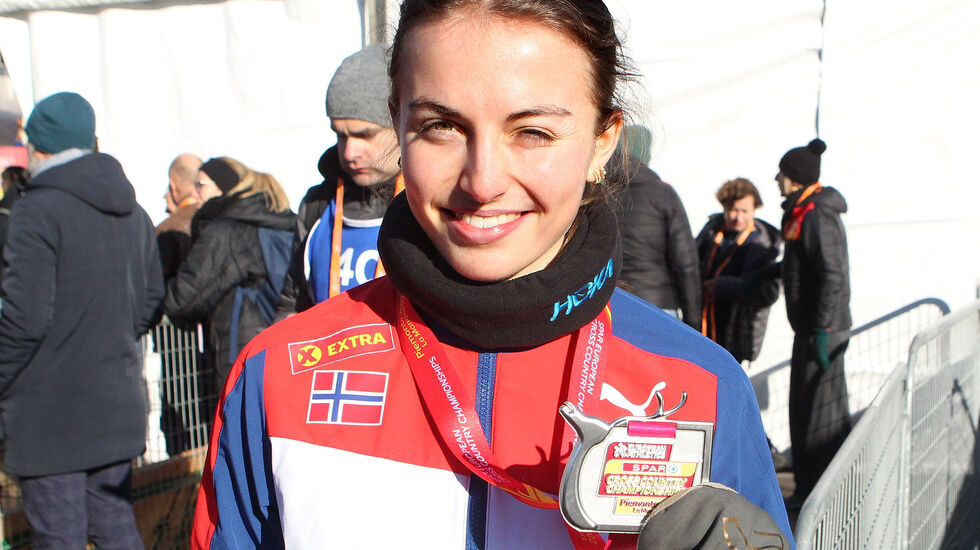 Ingeborg Østgård viser fornøyd fram sin andre sølvmedalje i EM terrengløp. (Foto: Kjell Vigestad)
