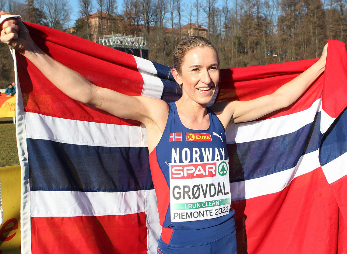 Karoline Bjerkeli Grøvdal kunne som i Dublin i fjor heve det norske flagget etter sin seier i terreng-EM i Torino. (Foto: Kjell Vigestad)
