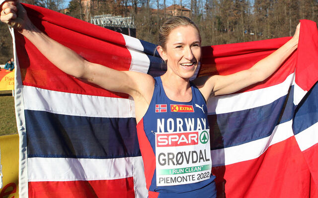 Karoline Bjerkeli Grøvdal kunne som i Dublin i fjor heve det norske flagget etter sin seier i terreng-EM i Torino. (Foto: Kjell Vigestad)
