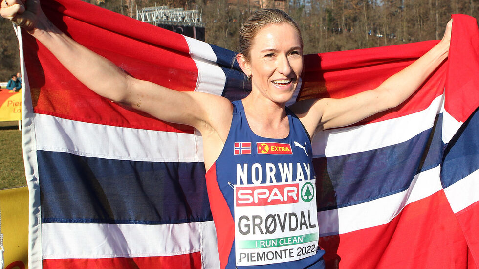 Karoline Bjerkeli Grøvdal kunne som i Dublin i fjor heve det norske flagget etter sin seier i terreng-EM i Torino. (Foto: Kjell Vigestad)