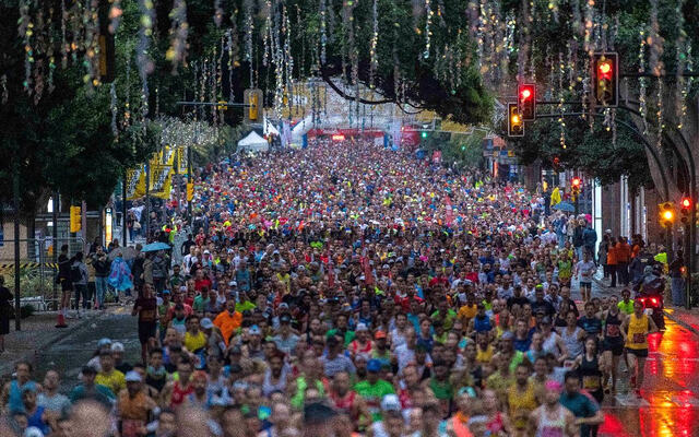 Maraton- og halvmaratonløperne starta i lag, og 5574 tok seg til mål med ca. like mange på hver distanse. (Foto: arrangøren)