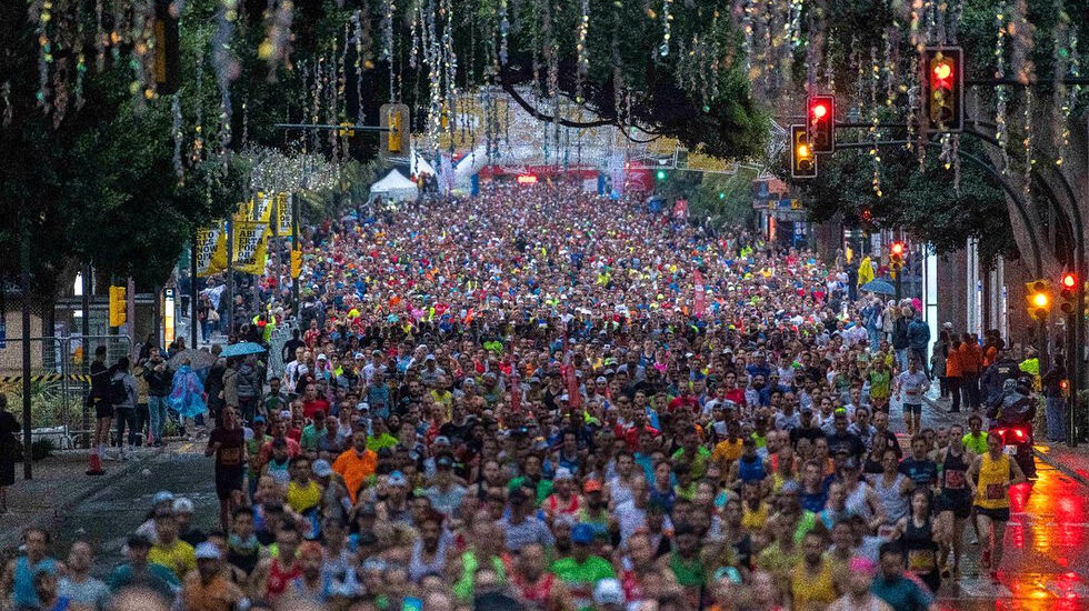 Maraton- og halvmaratonløperne starta i lag, og 5574 tok seg til mål med ca. like mange på hver distanse. (Foto: arrangøren) 