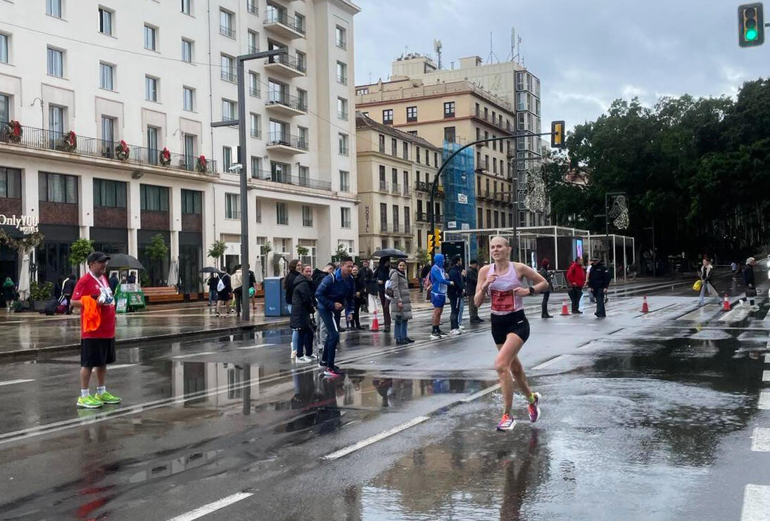 Med regnvær og til dels litt glatte gater var ikke forholda helt ideelle for maratonløping, men Astrid Brathaug Sørset fikk til en flott debut likevel. (Foto: Jostein Olafsen Sørset)