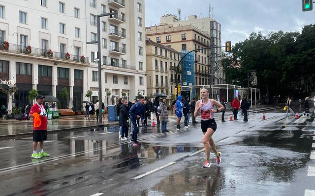 Med regnvær og til dels litt glatte gater var ikke forholda helt ideelle for maratonløping, men Astrid Brathaug Sørset fikk til en flott debut likevel. (Foto: Jostein Olafsen Sørset)