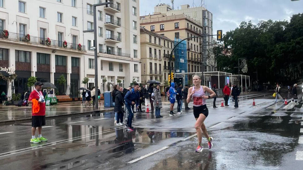 Med regnvær og til dels litt glatte gater var ikke forholda helt ideelle for maratonløping, men Astrid Brathaug Sørset fikk til en flott debut likevel. (Foto: Jostein Olafsen Sørset)