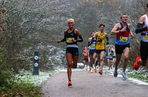 Samantha Harrison med startnummer 1 ble også nummer 1 på sterke 31.12. For første gang i Telford 10ks historie snødde det under løpet. (Foto: Graham Smith Photography)