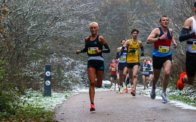 Samantha Harrison med startnummer 1 ble også nummer 1 på sterke 31.12. For første gang i Telford 10ks historie snødde det under løpet. (Foto: Graham Smith Photography)