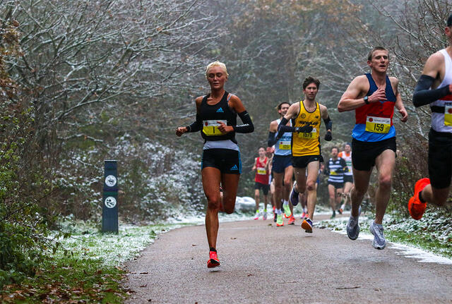 Samantha Harrison med startnummer 1 ble også nummer 1 på sterke 31.12. For første gang i Telford 10ks historie snødde det under løpet. (Foto: Graham Smith Photography)