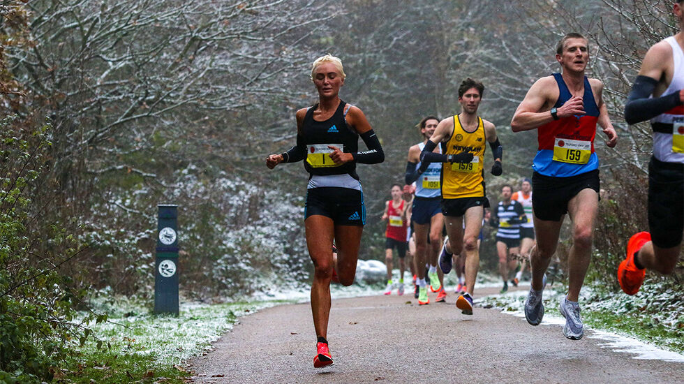 Samantha Harrison med startnummer 1 ble også nummer 1 på sterke 31.12. For første gang i Telford 10ks historie snødde det under løpet. (Foto: Graham Smith Photography)