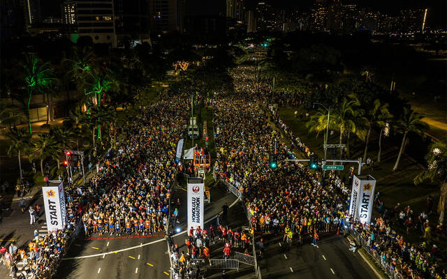 Starten av Honolulu Marathon går allerede klokka 5 om morgenen. (Foto: arrangøren)