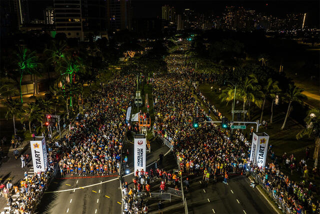 Starten av Honolulu Marathon går allerede klokka 5 om morgenen. (Foto: arrangøren)