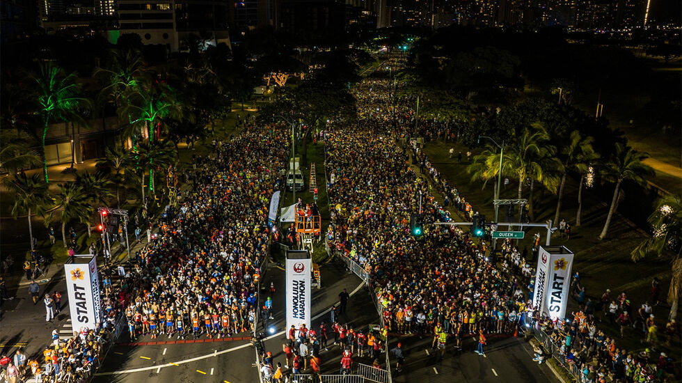 Starten av Honolulu Marathon går allerede klokka 5 om morgenen. (Foto: arrangøren) 
