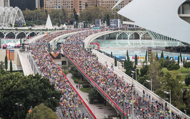 Cato Thunes skulle egentlig vært med i det store startfeltet i Valencia Marathon, men en skade noen få dager før løpet gjorde at han måtte nøye seg med å se på. (Foto: Valencia Marathon Trinidad Alfonso)