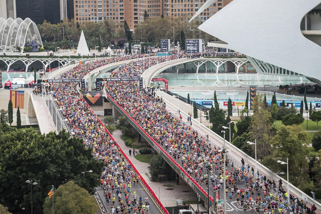Cato Thunes skulle egentlig vært med i det store startfeltet i Valencia Marathon, men en skade noen få dager før løpet gjorde at han måtte nøye seg med å se på. (Foto: Valencia Marathon Trinidad Alfonso)