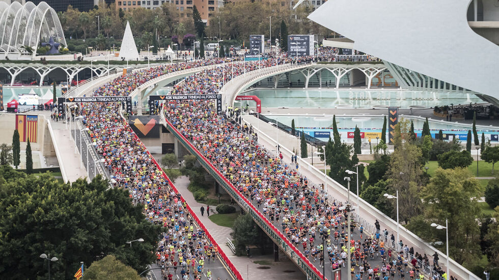 Cato Thunes skulle egentlig vært med i det store startfeltet i Valencia Marathon, men en skade noen få dager før løpet gjorde at han måtte nøye seg med å se på. (Foto: Valencia Marathon Trinidad Alfonso)