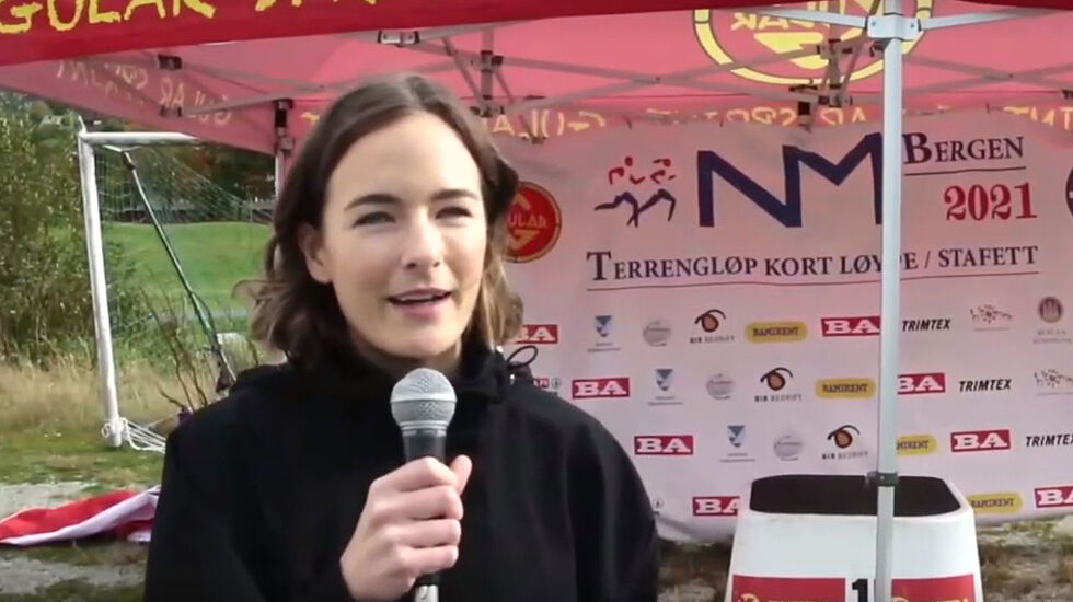 Linn Katrin Pilskog (Ap) er byråd for barnehage, skole og idrett i Bergen Kommune. Nå legger hun frem en post i bybudsjettet for å få realisert en konkurransearena for ski i Bergen. Her åpner hun NM Terrengløp på Storetveitmarken i fjor. (Foto: Arne Dag Myking)