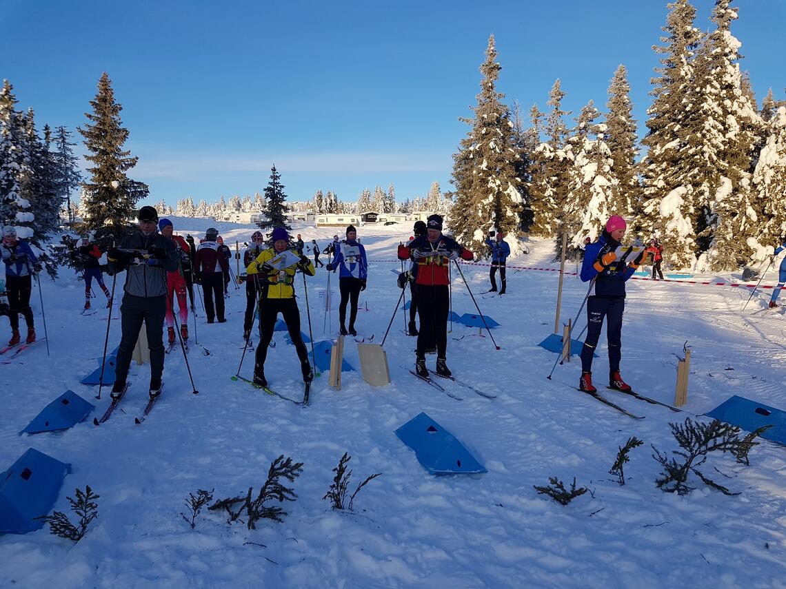 De aller første er klare til å starte årets skiorienterings-sesong på Sjusjøen. (Foto: Stein Arne Negård)