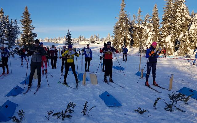 De aller første er klare til å starte årets skiorienterings-sesong på Sjusjøen. (Foto: Stein Arne Negård)