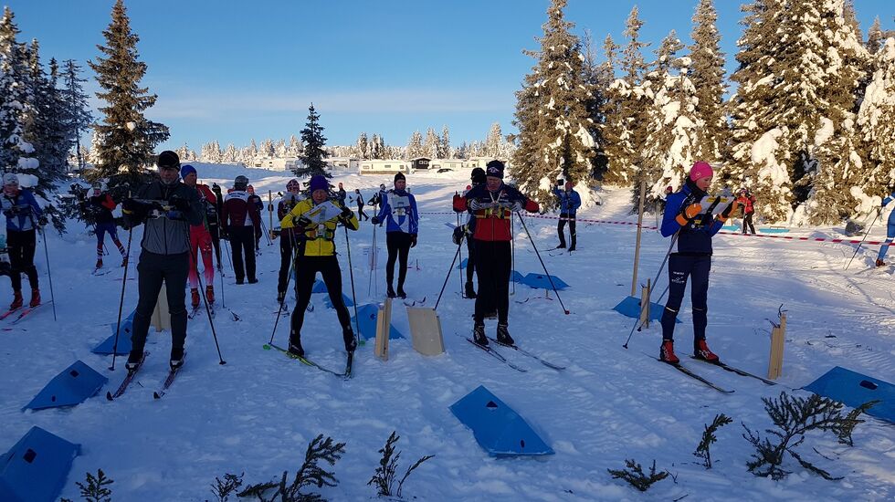 De aller første er klare til å starte årets skiorienterings-sesong på Sjusjøen. (Foto: Stein Arne Negård)