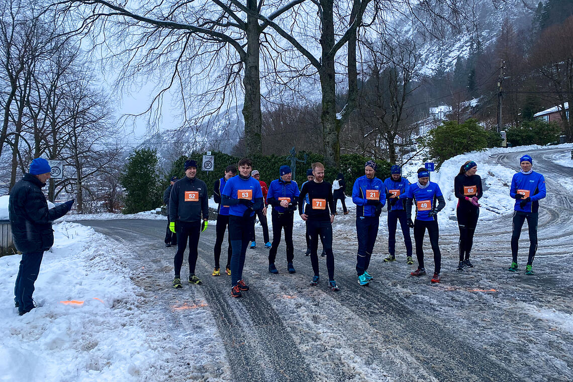 De 15 spreke adventsløperne er klare for start i Fjellveien. (Foto: arrangøren)