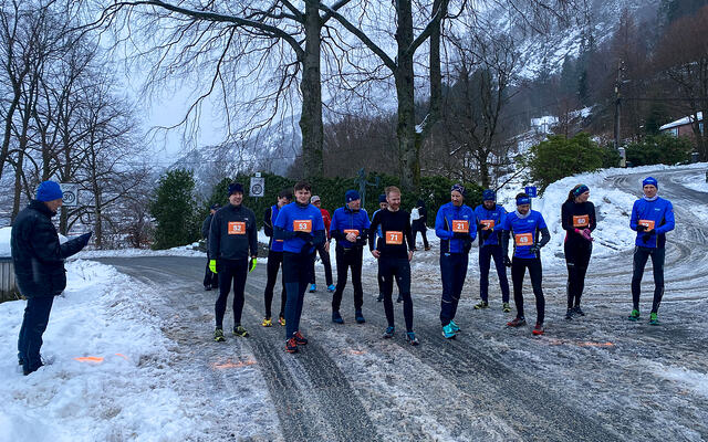 De 15 spreke adventsløperne er klare for start i Fjellveien. (Foto: arrangøren)