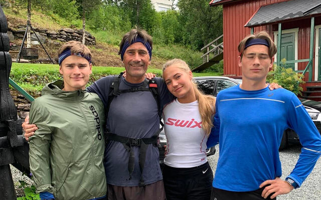 Ole Jørgen Ørjavik har her selskap av sine barn, Knut (til venstre), Anna og Ola. (Foto: privat)