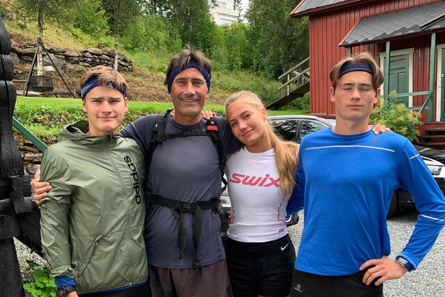 Ole Jørgen Ørjavik har her selskap av sine barn, Knut (til venstre), Anna og Ola. (Foto: privat)