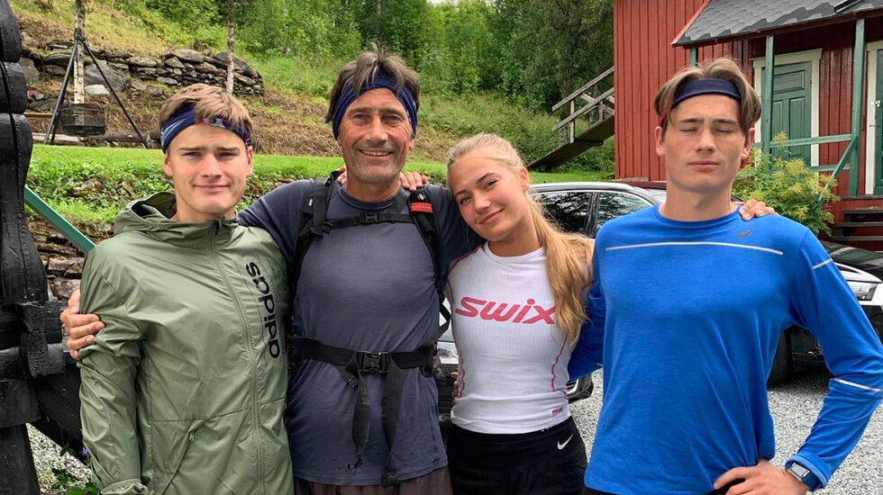 Ole Jørgen Ørjavik har her selskap av sine barn, Knut (til venstre), Anna og Ola. (Foto: privat)