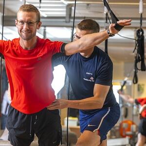 Fysioterapeutene Lindtner og Bordvik illustrerer styrketrening i sal