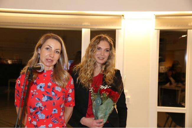 Klassens representanter, Katja Vedel (t.v) og May Lene Larsen, er begge i full jobb allerede. Foto: Magne Kveseth/UiT