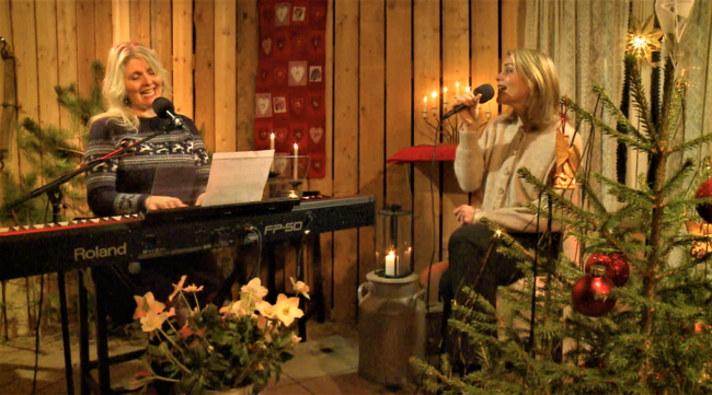 Marit Selbæk spiller og Stine Svanem synger