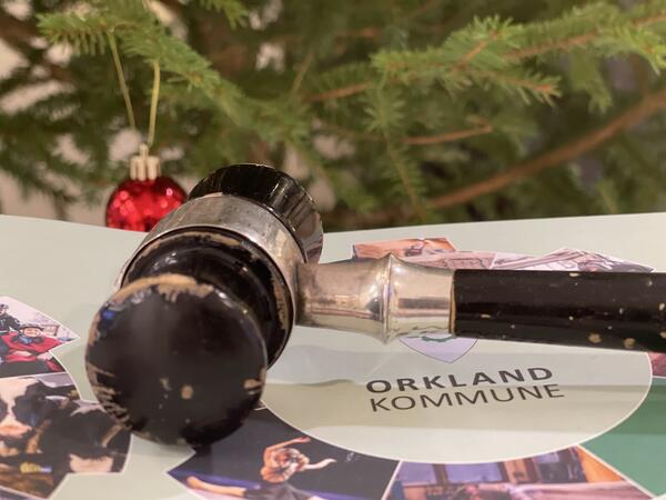 Ordførerklubbe, dokument med juletre i bakgrunnen