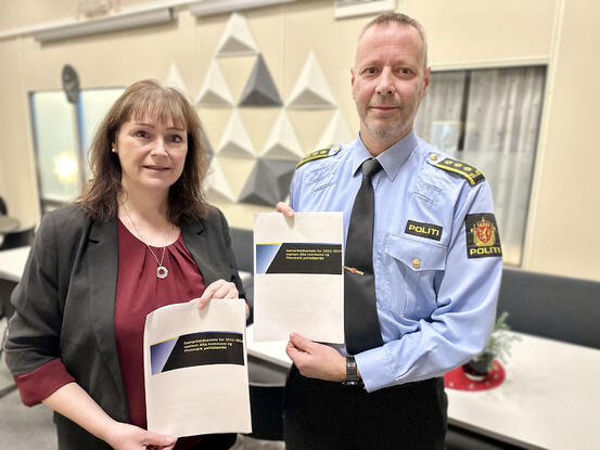 Ordfører Monica Nielsen og politistasjonssjef Alta politistasjonsdistrikt Paul Arne Lind