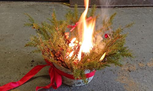 Brann i juledekorasjon