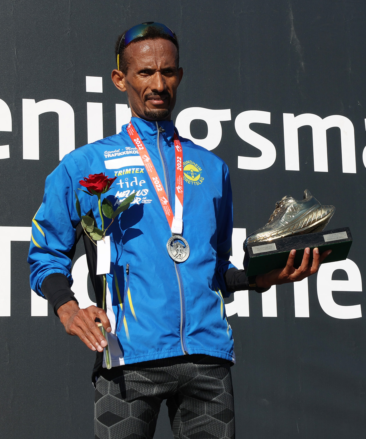 Ebrahim-Abdulaziz-fikk-utdelt-gullsoken-som-beste-langdistanseloper-veteran-2021-etter-halvmaraton-under-Trondheim-Maraton-2022-KD-97604-Foto_Marianne_Roehme.jpg