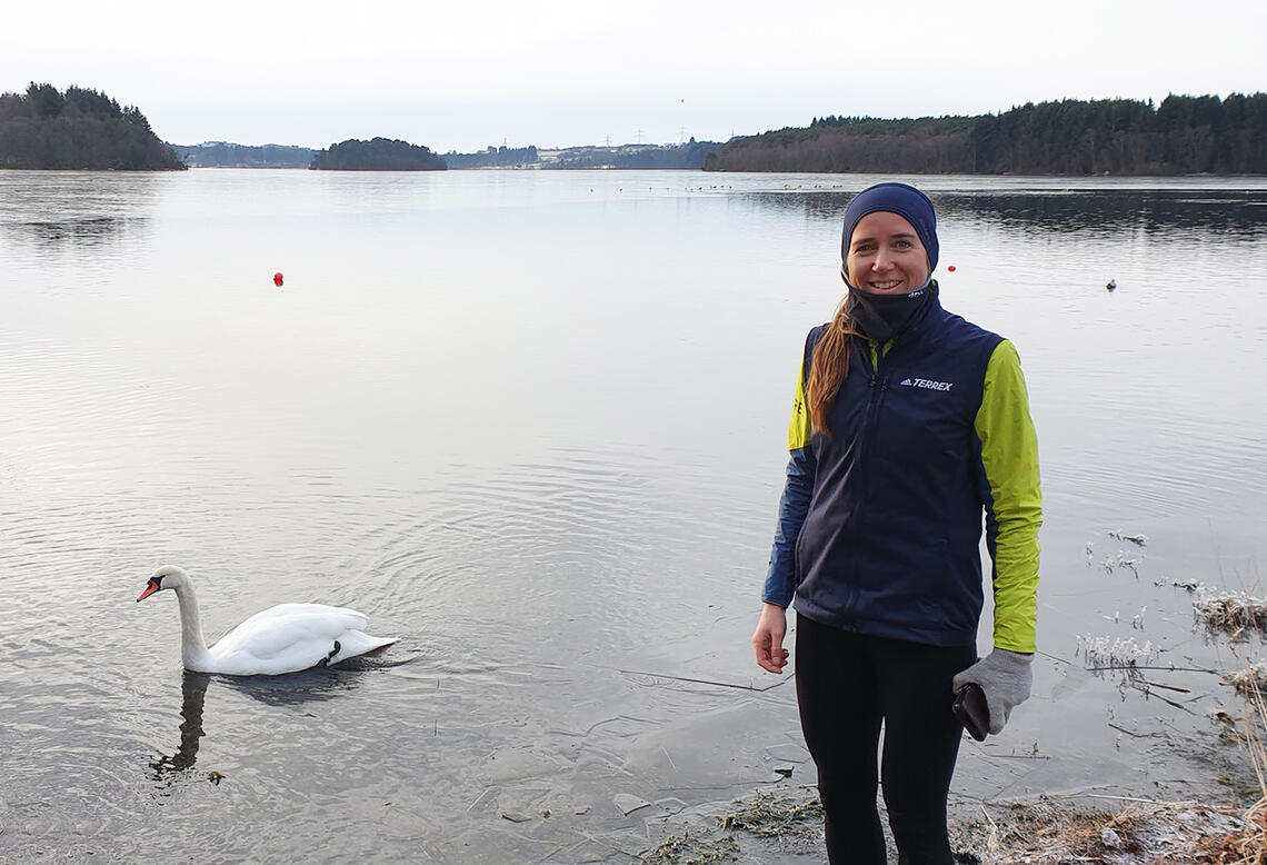Mens svanene leika seg på Stokkavannet, fløy Anne Årrestad så fort på turveien rundt vannet at hun vant kvinneklassen på 29.42. (Foto: Runar Gilberg)