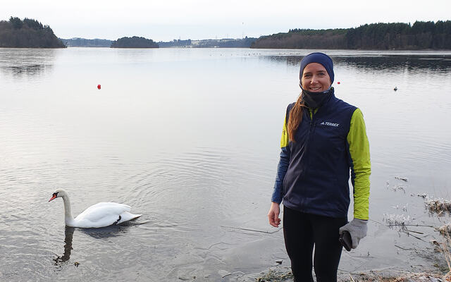 Mens svanene leika seg på Stokkavannet, fløy Anne Årrestad så fort på turveien rundt vannet at hun vant kvinneklassen på 29.42. (Foto: Runar Gilberg)